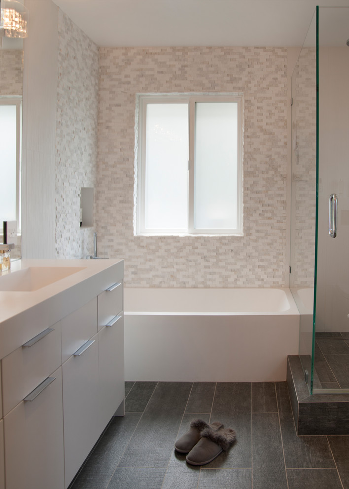Стильный дизайн: маленькая главная ванная комната в современном стиле с плоскими фасадами, белыми фасадами, отдельно стоящей ванной, угловым душем, унитазом-моноблоком, белой плиткой, керамогранитной плиткой, белыми стенами, полом из керамогранита, врезной раковиной, столешницей из искусственного камня, душем с распашными дверями и белой столешницей для на участке и в саду - последний тренд