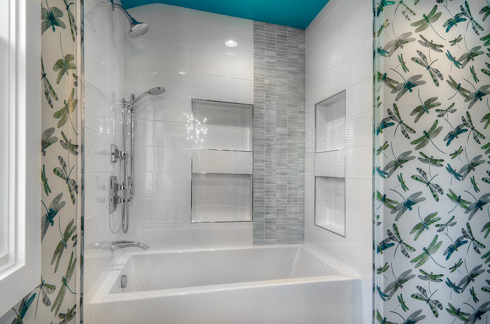 Пример оригинального дизайна: большая детская ванная комната в стиле неоклассика (современная классика) с фасадами в стиле шейкер, белыми фасадами, ванной в нише, душем в нише, унитазом-моноблоком, синей плиткой, стеклянной плиткой, синими стенами, мраморным полом, врезной раковиной, столешницей из искусственного кварца, белым полом и открытым душем