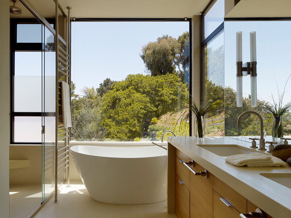 На фото: ванная комната в современном стиле с душем без бортиков и отдельно стоящей ванной