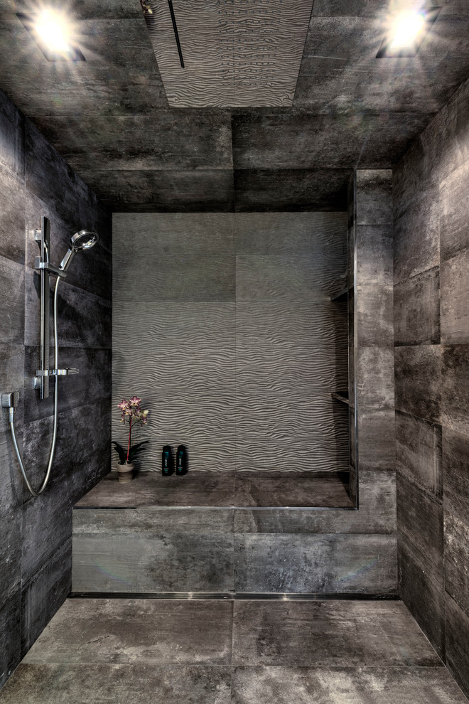Modernes Badezimmer En Suite mit Doppeldusche, grauen Fliesen, grauer Wandfarbe, Keramikboden, grauem Boden, offener Dusche und Keramikfliesen in San Francisco