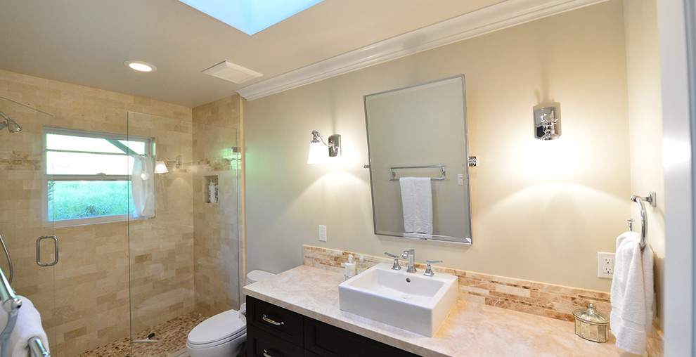 Cette photo montre une salle de bain craftsman en bois foncé de taille moyenne avec un placard à porte shaker, WC séparés, un plan de toilette en marbre, un carrelage beige, un carrelage marron, des carreaux en allumettes, un mur beige et une vasque.