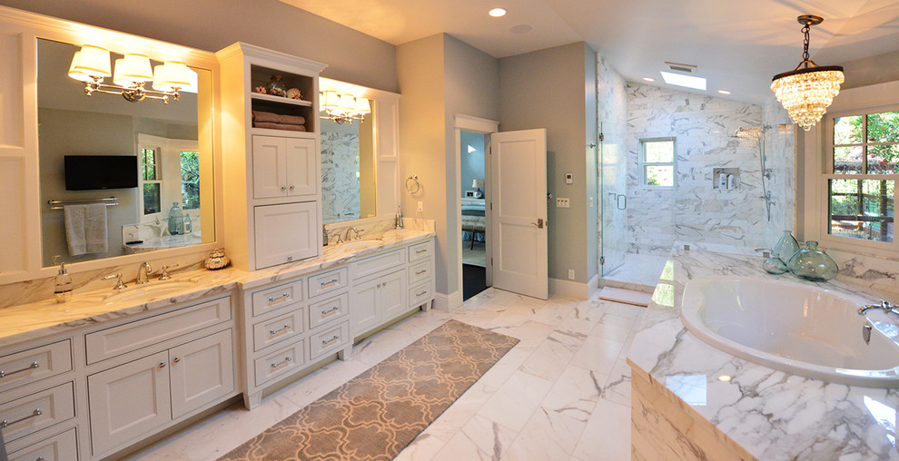 Idéer för att renovera ett mycket stort funkis en-suite badrum, med skåp i shakerstil, vita skåp, ett fristående badkar, en toalettstol med separat cisternkåpa, svart och vit kakel, grå kakel, grå väggar, linoleumgolv, ett undermonterad handfat, marmorbänkskiva och en dusch i en alkov