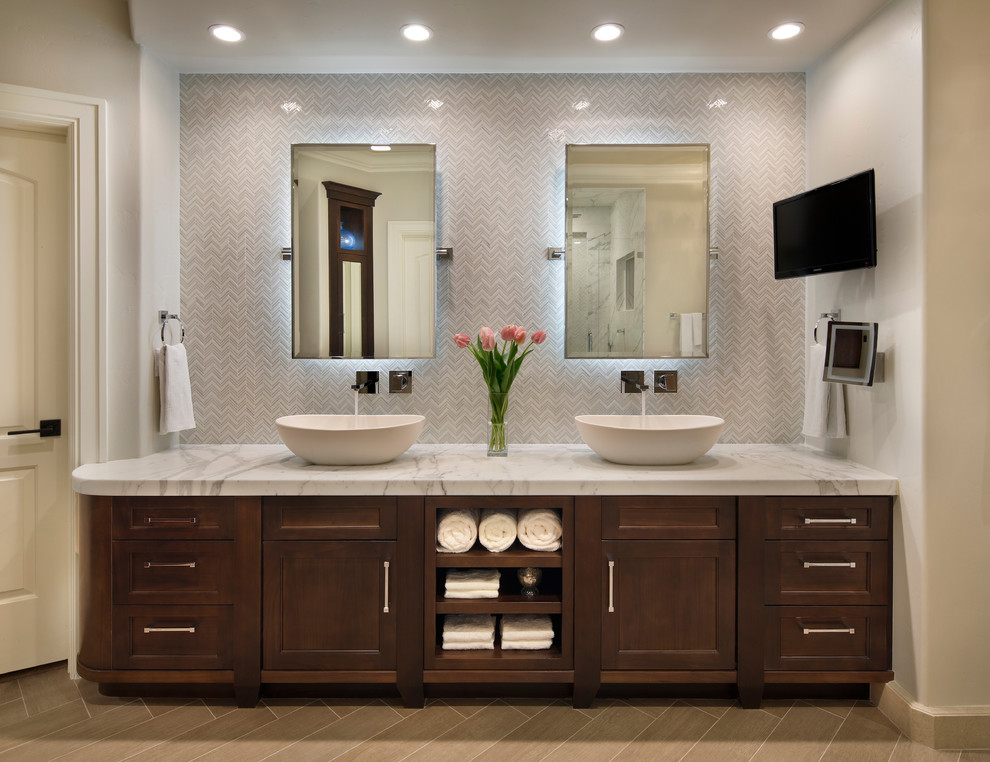 Ispirazione per una stanza da bagno classica con lavabo a bacinella, ante con riquadro incassato, ante in legno bruno e piastrelle bianche
