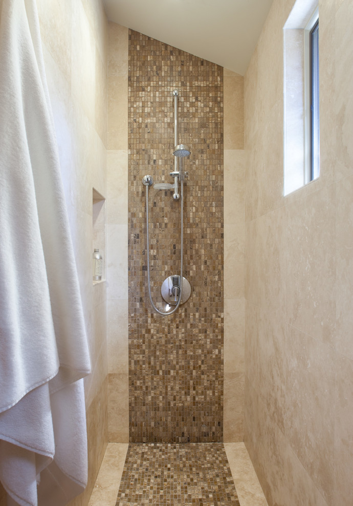 Diseño de cuarto de baño principal mediterráneo de tamaño medio con lavabo bajoencimera, armarios con paneles lisos, puertas de armario de madera en tonos medios, encimera de mármol, baldosas y/o azulejos grises, baldosas y/o azulejos en mosaico, paredes beige y ducha empotrada