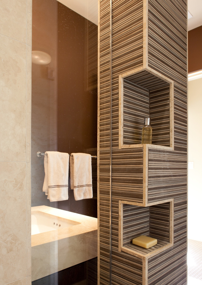 Foto de cuarto de baño mediterráneo con lavabo bajoencimera, encimera de mármol, baldosas y/o azulejos beige y aseo y ducha