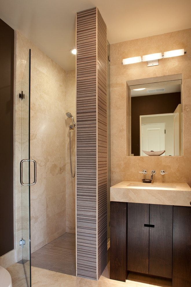 Medelhavsstil inredning av ett mellanstort badrum med dusch, med släta luckor, skåp i mörkt trä och en kantlös dusch