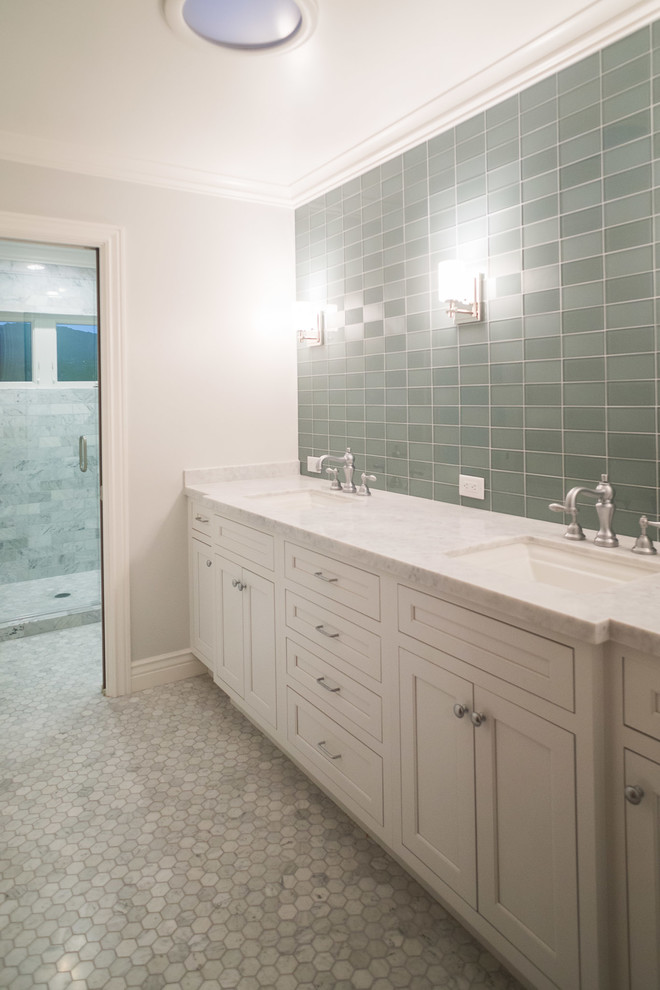 Esempio di una stanza da bagno padronale chic di medie dimensioni con ante in stile shaker, ante bianche, piastrelle verdi, piastrelle di vetro, pareti grigie, lavabo sottopiano, top in marmo, pavimento grigio e pavimento in marmo