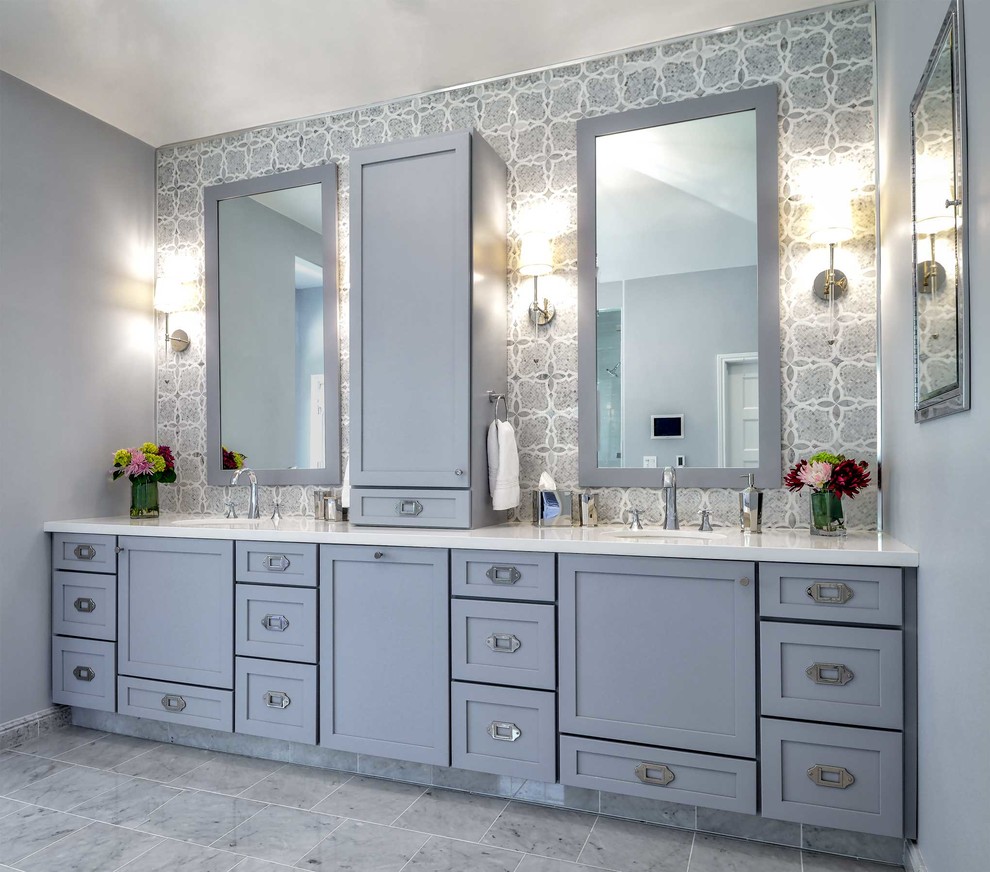Klassisk inredning av ett stort badrum, med släta luckor, grå skåp, ett fristående badkar, en bidé, grå kakel, mosaik, grå väggar, mosaikgolv, ett undermonterad handfat och bänkskiva i kvarts