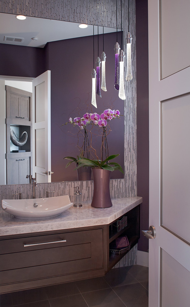 Ejemplo de cuarto de baño contemporáneo pequeño con puertas de armario marrones, paredes púrpuras, suelo de baldosas de cerámica, aseo y ducha, lavabo sobreencimera y encimera de granito