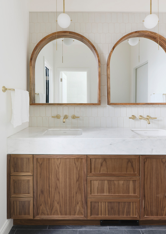 Bild på ett mellanstort funkis vit vitt badrum med dusch, med vita väggar, skiffergolv, grått golv, skåp i shakerstil, skåp i mörkt trä, grön kakel, keramikplattor, ett undermonterad handfat och marmorbänkskiva