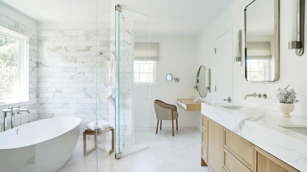 Idéer för att renovera ett stort funkis vit vitt en-suite badrum, med skåp i shakerstil, skåp i ljust trä, ett fristående badkar, en dusch/badkar-kombination, vit kakel, stenkakel, vita väggar, marmorgolv, ett undermonterad handfat, marmorbänkskiva, vitt golv och dusch med gångjärnsdörr