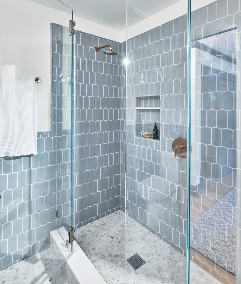 Idee per una stanza da bagno con doccia minimalista di medie dimensioni con doccia ad angolo, piastrelle blu, piastrelle in ceramica, pareti bianche, pavimento in cementine, pavimento grigio, porta doccia a battente e nicchia