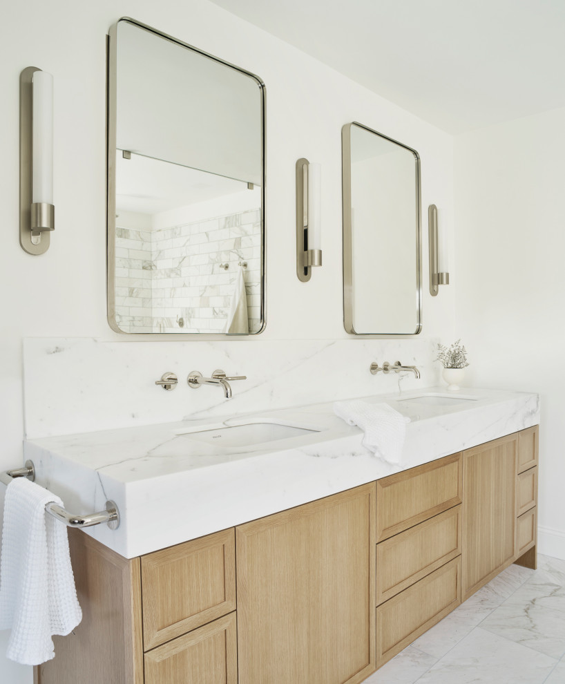 Idée de décoration pour une grande salle de bain principale minimaliste en bois clair avec un placard à porte shaker, un carrelage blanc, du carrelage en marbre, un mur blanc, un sol en marbre, un lavabo encastré, un plan de toilette en marbre, un sol jaune, un plan de toilette blanc, meuble double vasque et meuble-lavabo encastré.