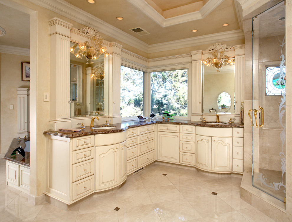 サンフランシスコにあるトラディショナルスタイルのおしゃれな浴室 (御影石の洗面台、ベージュの床、ブラウンの洗面カウンター) の写真