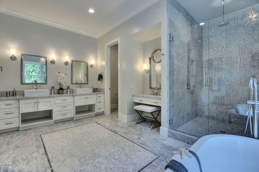 Foto på ett stort vintage en-suite badrum, med skåp i shakerstil, vita skåp, ett fristående badkar, en dubbeldusch, grå kakel, stenkakel, grå väggar, marmorgolv, marmorbänkskiva, ett fristående handfat, grått golv och dusch med gångjärnsdörr