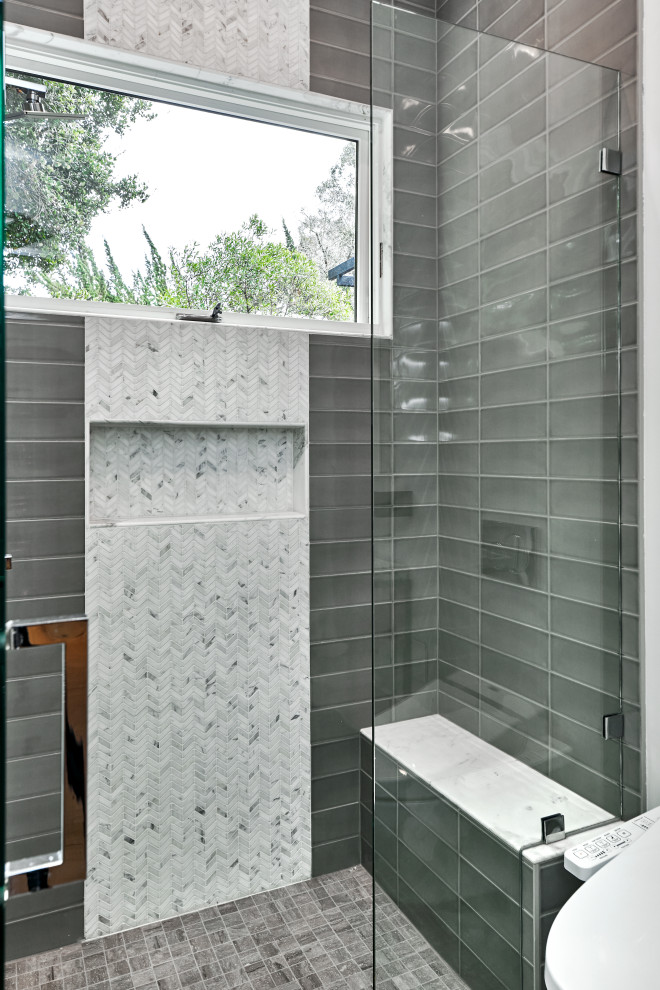 Réalisation d'une salle de bain minimaliste en bois clair de taille moyenne avec un placard sans porte, un carrelage gris, des carreaux de porcelaine, un mur gris, un lavabo intégré, un plan de toilette en marbre, une cabine de douche à porte battante et un plan de toilette gris.