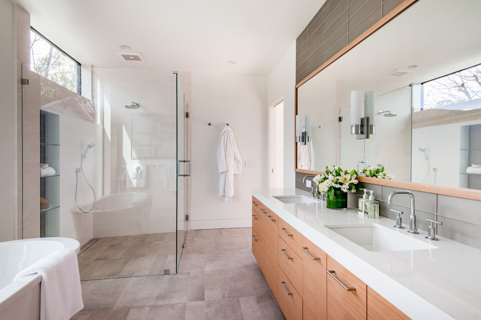На фото: главная ванная комната в современном стиле с плоскими фасадами, светлыми деревянными фасадами, душем без бортиков, белыми стенами, врезной раковиной и душем с распашными дверями