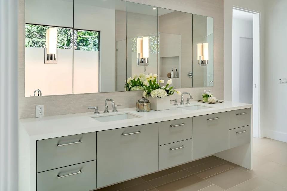 Свежая идея для дизайна: большая главная ванная комната в стиле модернизм с плоскими фасадами, серыми фасадами, угловым душем, бежевым полом, душем с распашными дверями и белой столешницей - отличное фото интерьера