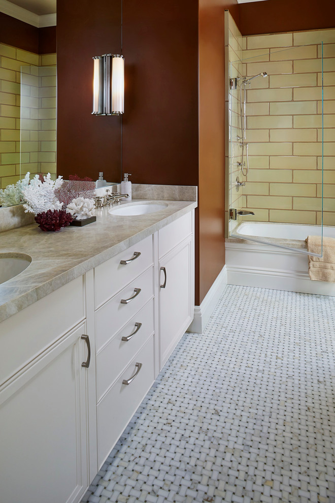 Пример оригинального дизайна: большая ванная комната в классическом стиле с фасадами с выступающей филенкой, бежевыми фасадами, ванной в нише, душем над ванной, желтой плиткой, керамической плиткой, коричневыми стенами, полом из мозаичной плитки, врезной раковиной и столешницей из гранита