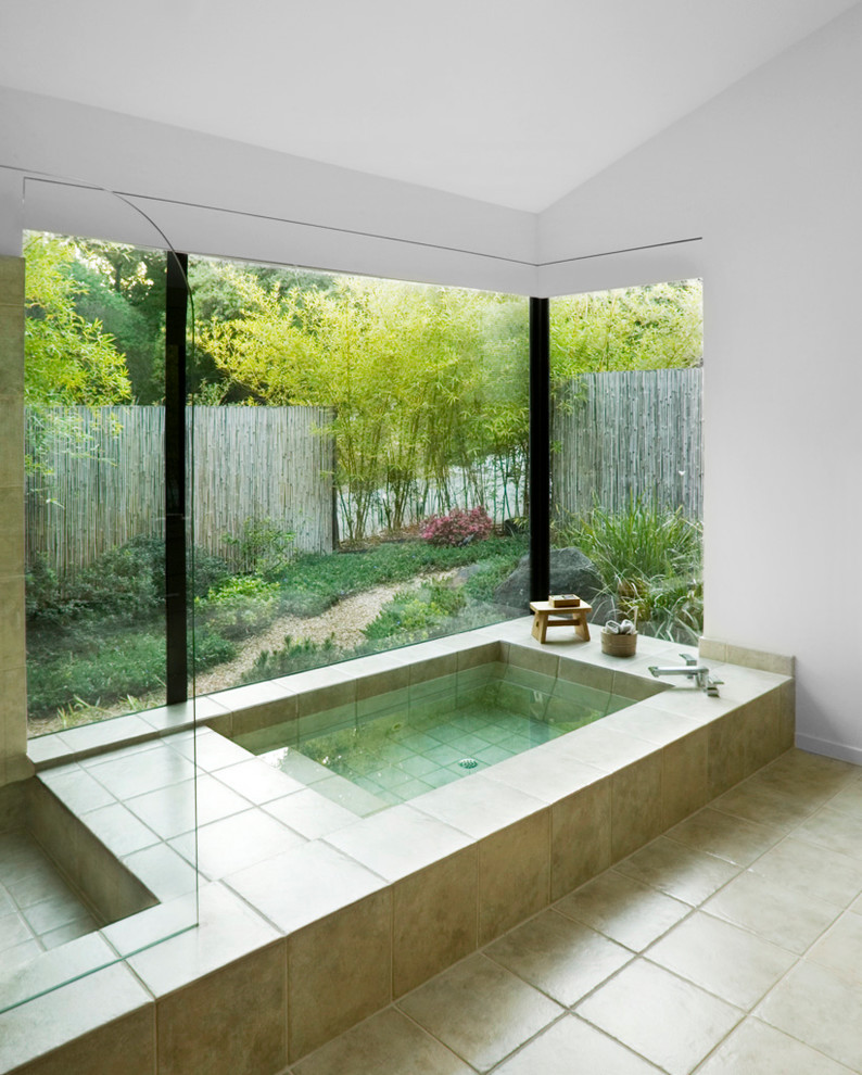 サンフランシスコにあるコンテンポラリースタイルのおしゃれな浴室 (アルコーブ型浴槽、白い壁) の写真