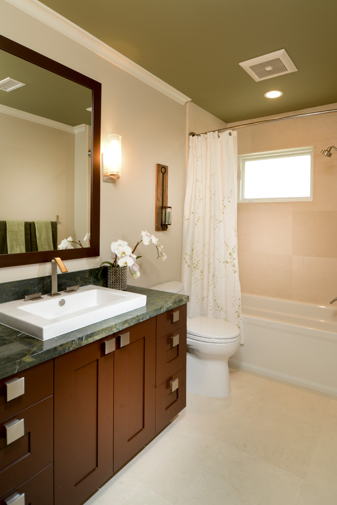 Diseño de cuarto de baño actual con lavabo encastrado, armarios estilo shaker, encimera de granito, bañera empotrada y puertas de armario de madera en tonos medios
