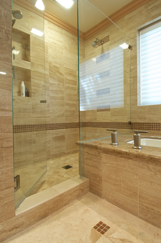 Immagine di una stanza da bagno padronale classica di medie dimensioni con top in granito, vasca sottopiano, doccia a filo pavimento, piastrelle beige, piastrelle di vetro, pareti beige e pavimento in pietra calcarea