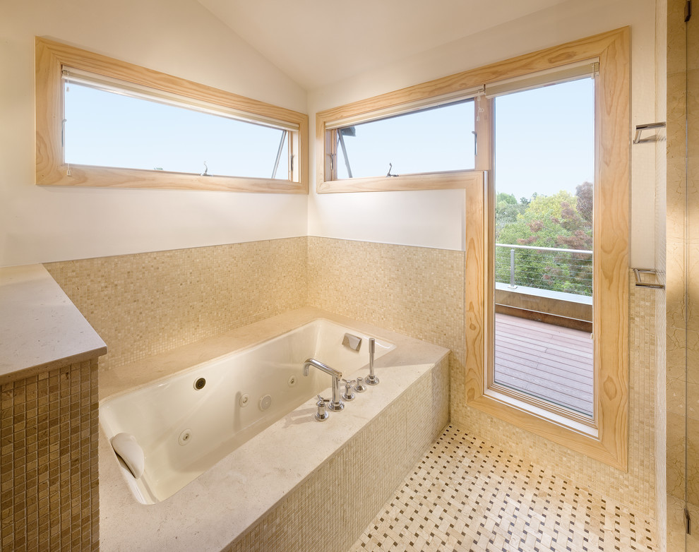 На фото: ванная комната в современном стиле с плиткой мозаикой