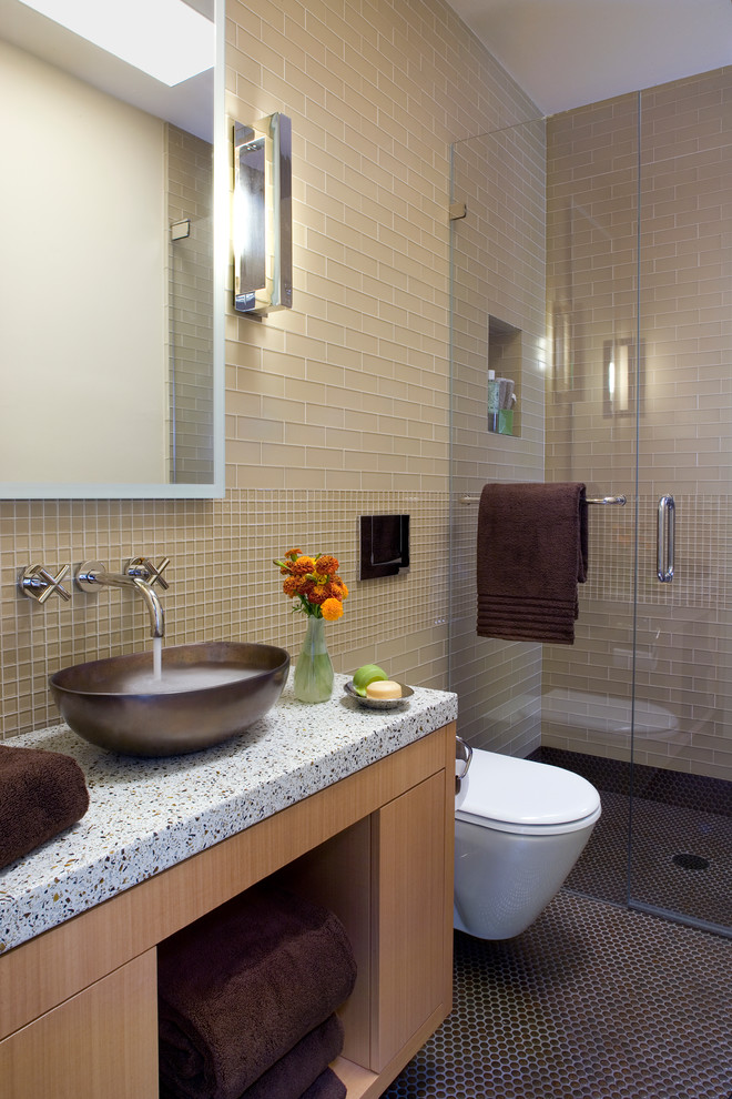 Modern inredning av ett mellanstort badrum med dusch, med släta luckor, skåp i ljust trä, en kantlös dusch, beige kakel, glaskakel, beige väggar, klinkergolv i porslin, ett fristående handfat och bänkskiva i kvarts