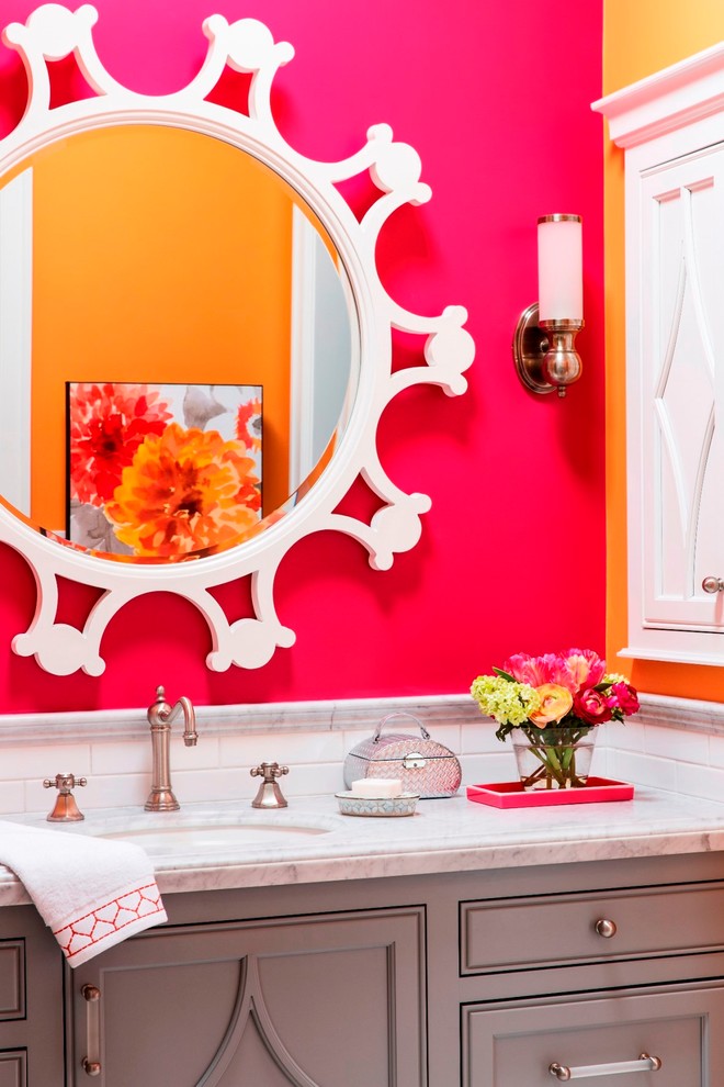 Aménagement d'une salle de bain de taille moyenne pour enfant avec un placard à porte affleurante, des portes de placard grises, un mur orange, un lavabo encastré et un plan de toilette en marbre.