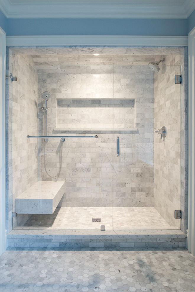 Idées déco pour une douche en alcôve classique avec un carrelage gris, un carrelage de pierre, un mur bleu et un sol en marbre.