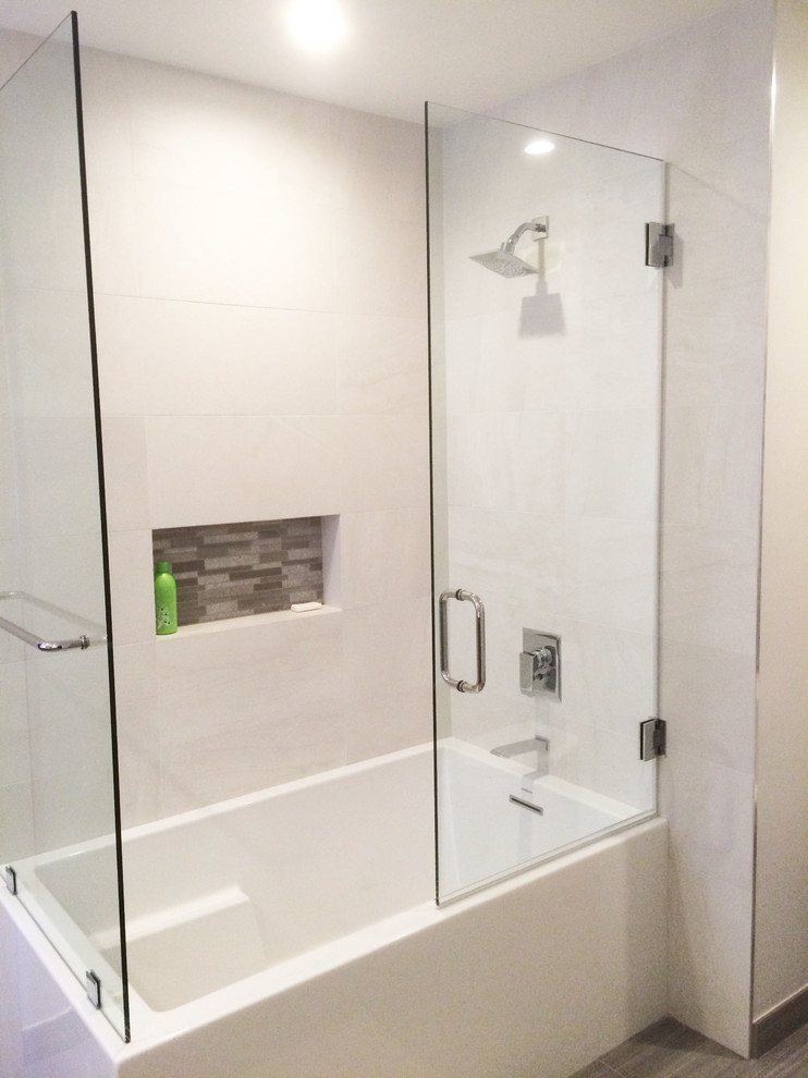 Inredning av ett klassiskt badrum, med ett undermonterad handfat, bänkskiva i kvartsit, ett hörnbadkar, en dusch/badkar-kombination, en toalettstol med hel cisternkåpa, porslinskakel, lila väggar och klinkergolv i porslin