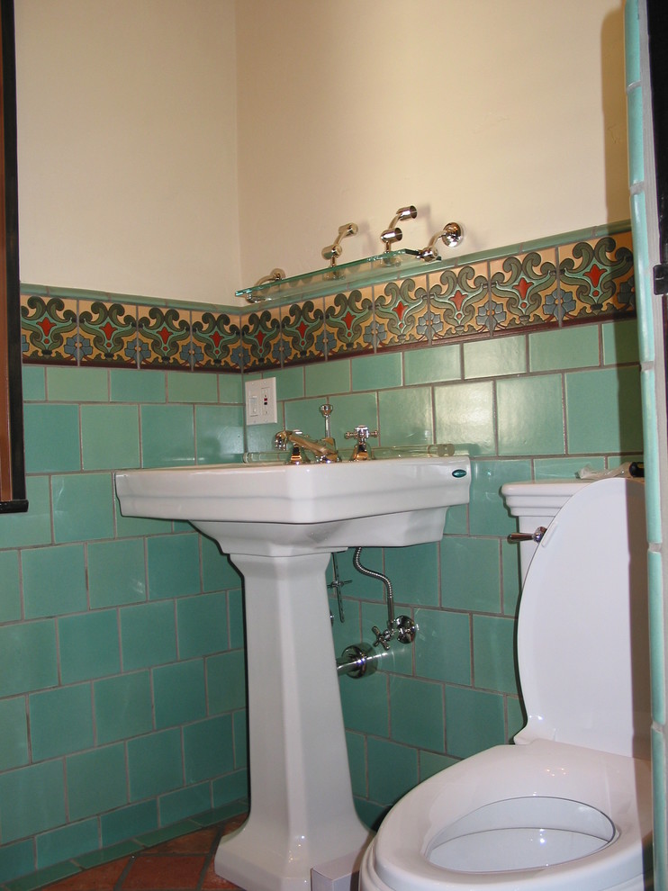 Mittelgroßes Eklektisches Badezimmer En Suite mit Einbaubadewanne, beigen Fliesen, grünen Fliesen, orangen Fliesen, weißer Wandfarbe und Falttür-Duschabtrennung in Los Angeles