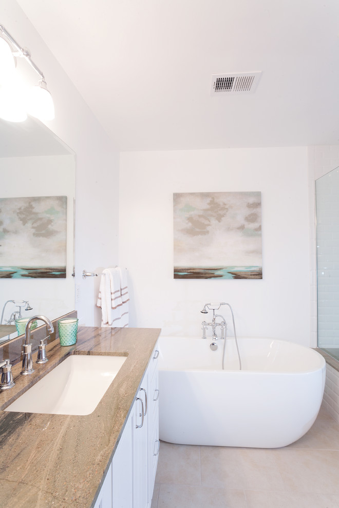 Mittelgroßes Maritimes Badezimmer mit Unterbauwaschbecken, Schrankfronten im Shaker-Stil, weißen Schränken, weißen Fliesen, Metrofliesen und weißer Wandfarbe in Los Angeles