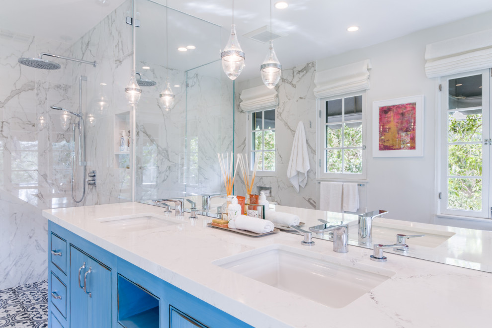Inredning av ett klassiskt stort vit vitt en-suite badrum, med släta luckor, blå skåp, ett badkar med tassar, en kantlös dusch, en toalettstol med hel cisternkåpa, svart och vit kakel, porslinskakel, grå väggar, cementgolv, ett undermonterad handfat, marmorbänkskiva, vitt golv och med dusch som är öppen