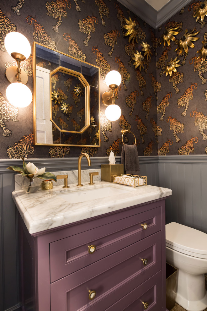 Идея дизайна: ванная комната в стиле неоклассика (современная классика) с фасадами с утопленной филенкой, красными фасадами, серыми стенами и врезной раковиной
