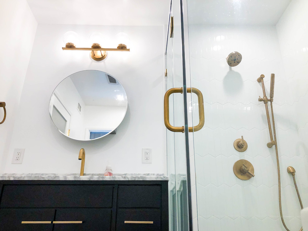 Источник вдохновения для домашнего уюта: ванная комната среднего размера в современном стиле с плоскими фасадами, японской ванной, угловым душем, раздельным унитазом, белой плиткой, белыми стенами, накладной раковиной, черным полом, душем с распашными дверями, серой столешницей, керамической плиткой, полом из керамической плитки, столешницей из искусственного кварца, темными деревянными фасадами, душевой кабиной, нишей, тумбой под одну раковину и напольной тумбой