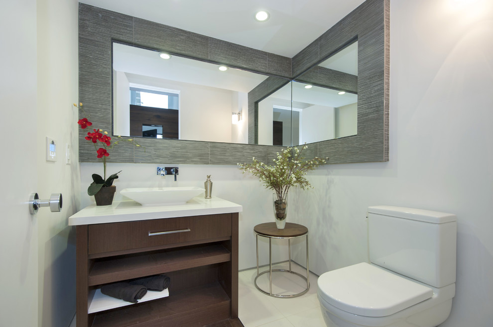 Idee per una stanza da bagno con doccia contemporanea di medie dimensioni con ante in legno bruno, WC monopezzo, piastrelle bianche, piastrelle in gres porcellanato, pareti bianche e pavimento in gres porcellanato