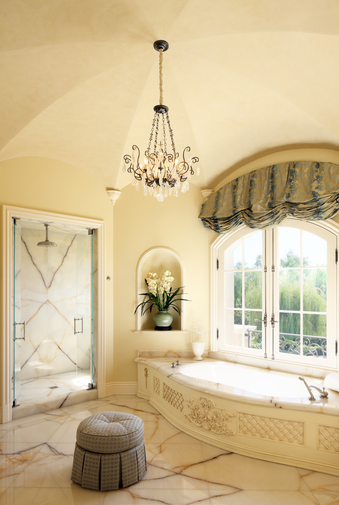 Immagine di una stanza da bagno chic con doccia alcova e piastrelle bianche