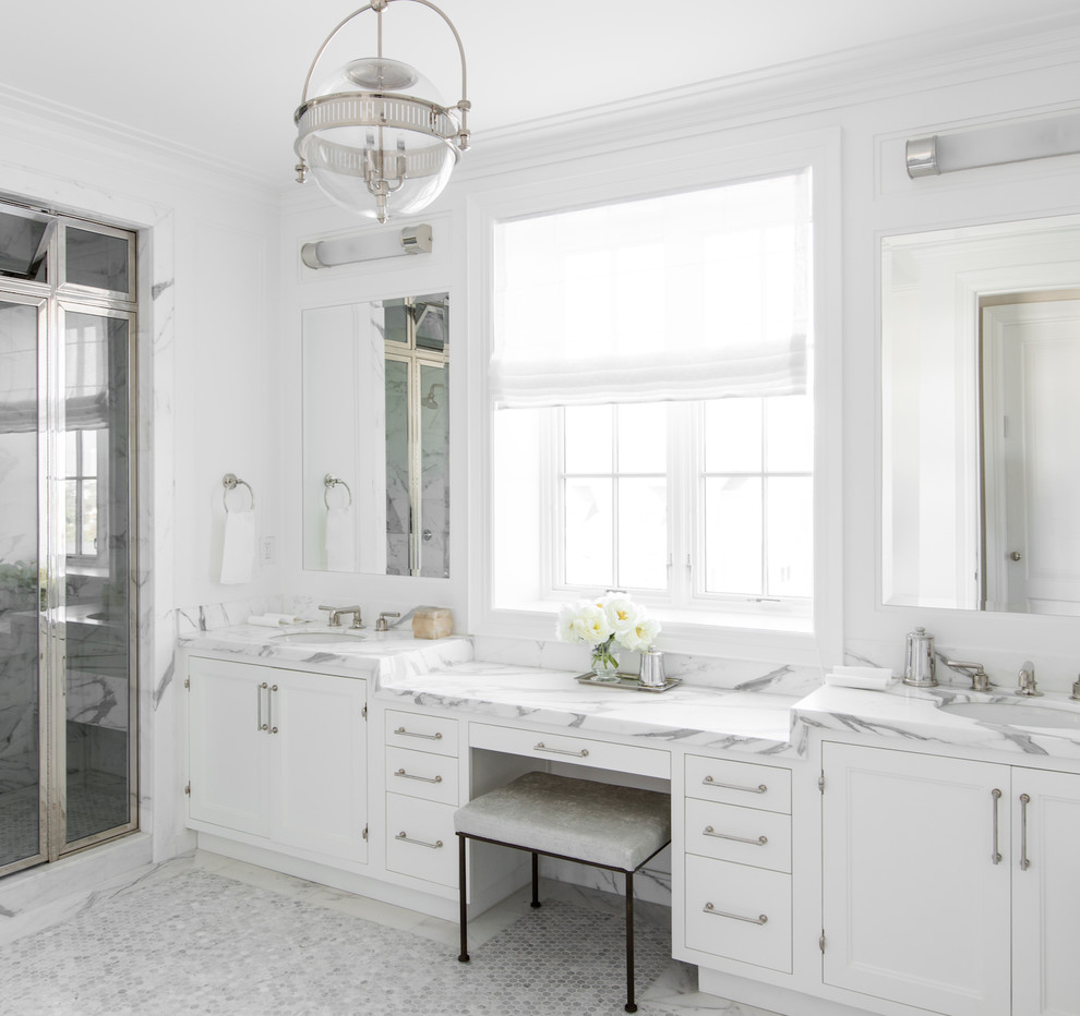 На фото: ванная комната в стиле неоклассика (современная классика) с фасадами в стиле шейкер, белыми фасадами, белой плиткой, белыми стенами, врезной раковиной, серым полом и душем с распашными дверями с