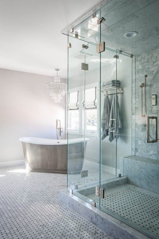 Foto på ett stort vintage en-suite badrum, med marmorbänkskiva, stenkakel, mosaikgolv, ett fristående badkar, en hörndusch, vit kakel och grå väggar