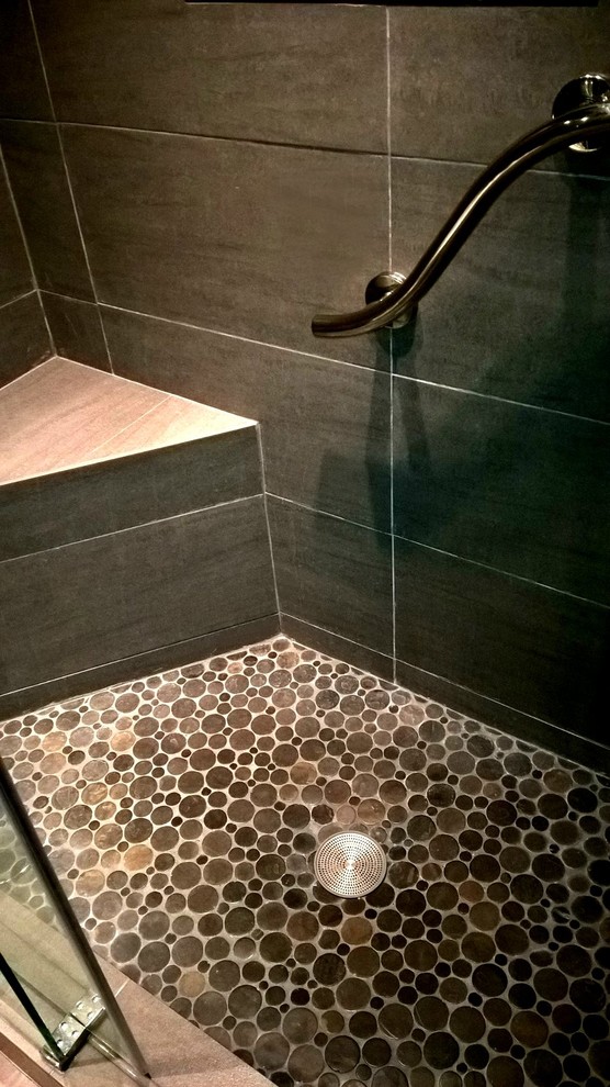 Cette image montre une petite salle de bain minimaliste avec un placard sans porte, WC à poser, un sol en carrelage de porcelaine, une vasque, un plan de toilette en verre, un sol beige et une cabine de douche à porte battante.