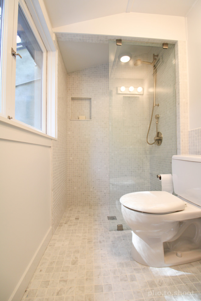 Idée de décoration pour une salle d'eau tradition de taille moyenne avec une douche à l'italienne, WC séparés, des carreaux de béton, un mur blanc, un plan vasque, un sol gris, aucune cabine, une niche, meuble simple vasque, un plafond voûté, boiseries, un carrelage gris, des portes de placard blanches, un sol en carrelage de céramique, un plan de toilette en quartz modifié, un plan de toilette blanc et meuble-lavabo encastré.
