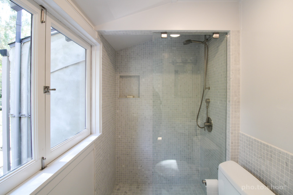 Bild på ett mellanstort vintage badrum med dusch, med en kantlös dusch, en toalettstol med separat cisternkåpa, cementkakel, vita väggar, cementgolv, ett konsol handfat, grått golv, med dusch som är öppen och grå kakel
