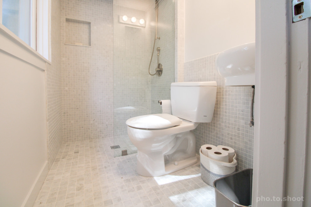 Inspiration för ett mellanstort vintage badrum med dusch, med en kantlös dusch, en toalettstol med separat cisternkåpa, cementkakel, vita väggar, ett konsol handfat, grått golv, med dusch som är öppen, grå kakel och klinkergolv i keramik
