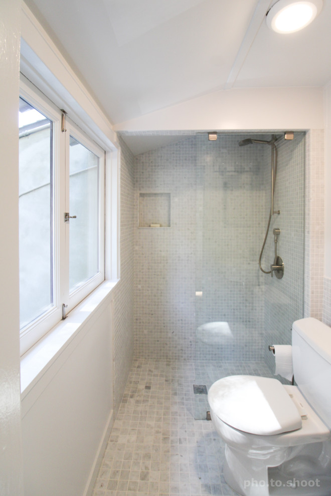Idéer för att renovera ett mellanstort vintage badrum med dusch, med en kantlös dusch, en toalettstol med separat cisternkåpa, cementkakel, vita väggar, cementgolv, ett konsol handfat, grått golv, med dusch som är öppen och grå kakel
