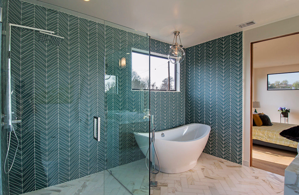 Ispirazione per una stanza da bagno padronale design con consolle stile comò e ante in legno bruno