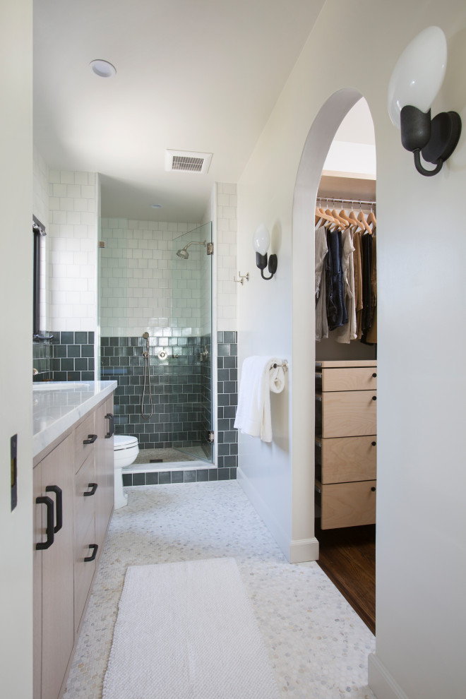 На фото: главная ванная комната среднего размера в современном стиле с плоскими фасадами, светлыми деревянными фасадами, душем без бортиков, унитазом-моноблоком, зеленой плиткой, плиткой кабанчик, зелеными стенами, накладной раковиной, столешницей из искусственного кварца, белым полом, душем с распашными дверями, белой столешницей, сиденьем для душа, тумбой под две раковины, встроенной тумбой и сводчатым потолком