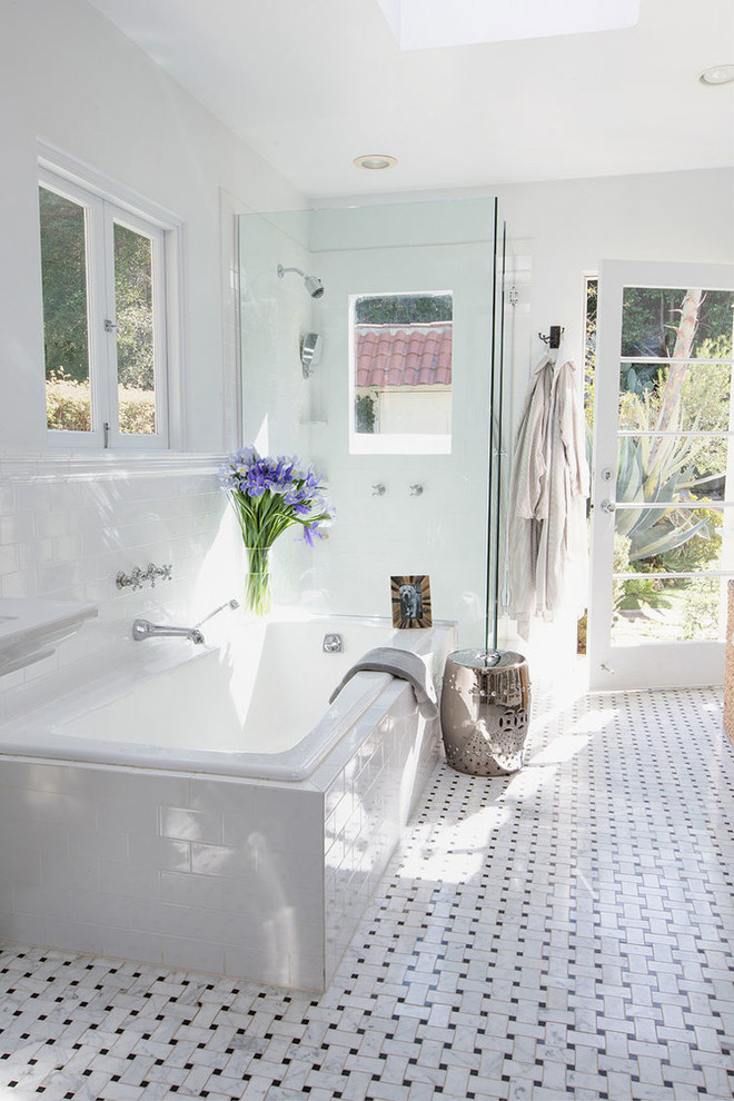 Foto de cuarto de baño mediterráneo con bañera encastrada, ducha a ras de suelo, baldosas y/o azulejos blancos, baldosas y/o azulejos de cemento, paredes blancas y ventanas