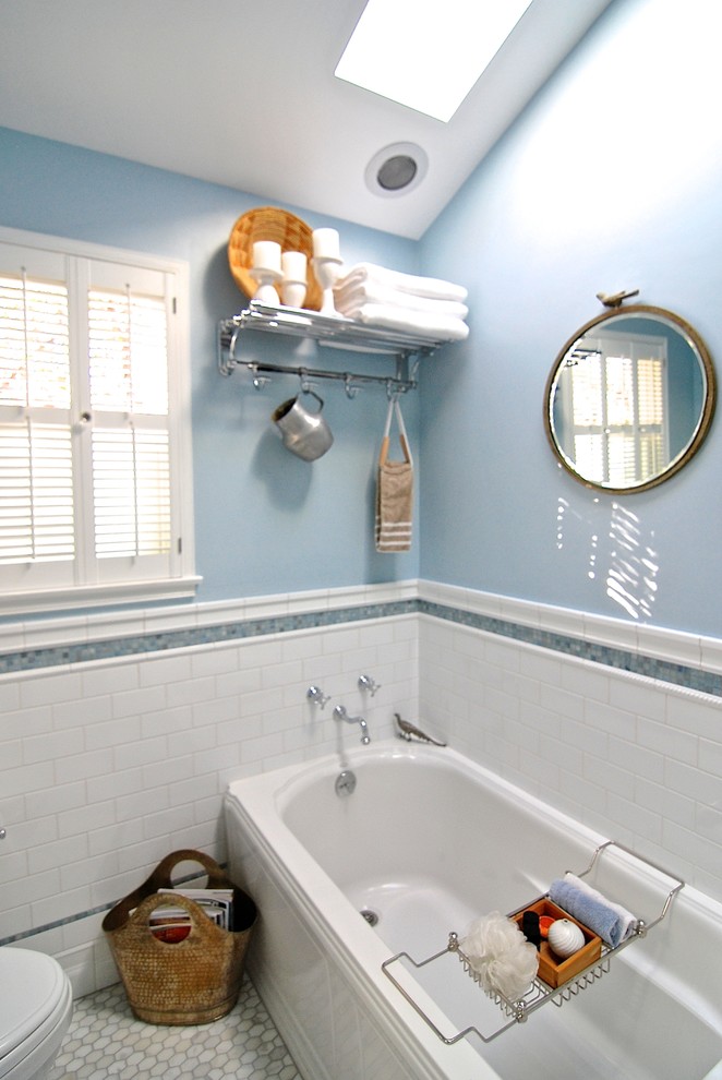 Esempio di una piccola stanza da bagno padronale minimal con lavabo sottopiano, ante con riquadro incassato, ante bianche, top in marmo, vasca ad angolo, doccia ad angolo, WC monopezzo, piastrelle blu, piastrelle diamantate, pareti blu e pavimento in marmo