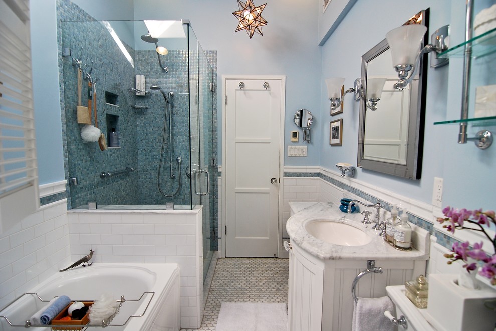 Идея дизайна: маленькая главная ванная комната в современном стиле с мраморной столешницей, ванной в нише, раздельным унитазом, синей плиткой, стеклянной плиткой, синими стенами, мраморным полом, врезной раковиной, фасадами островного типа, белыми фасадами и угловым душем для на участке и в саду